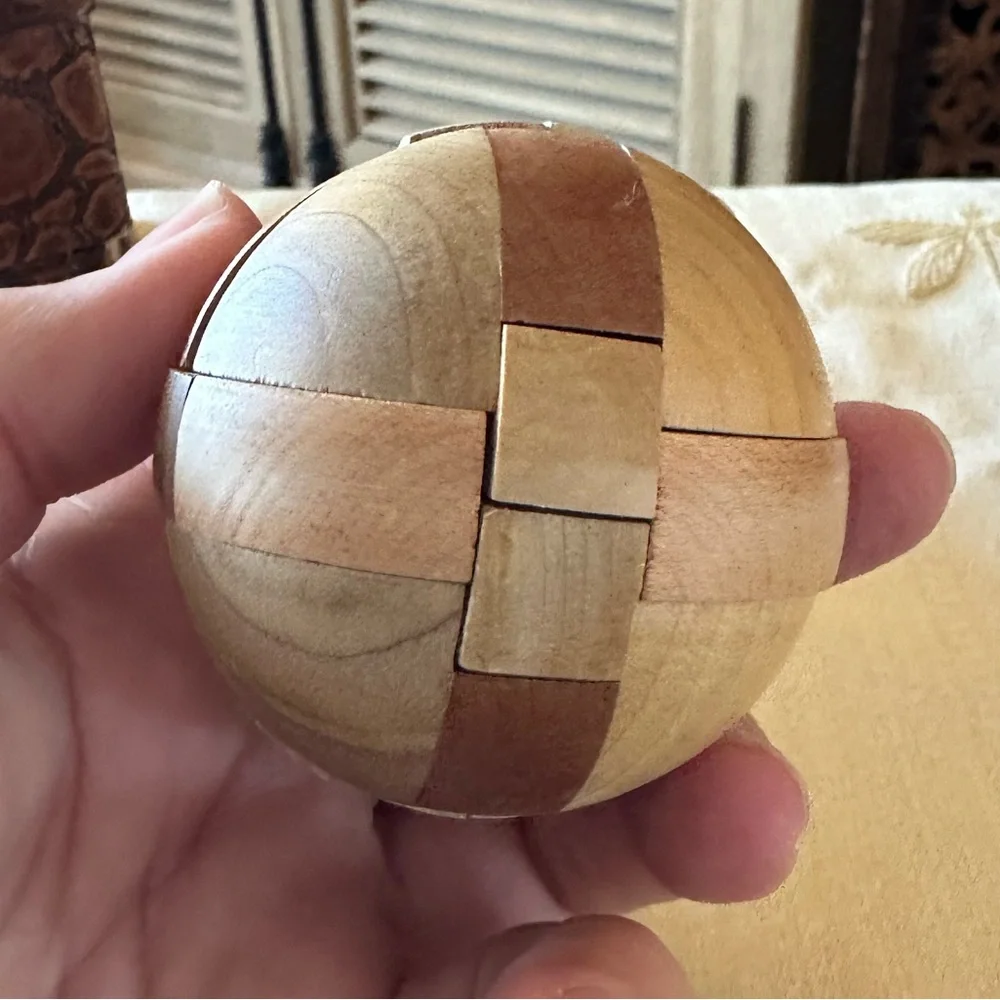 Vintage / Retro Magic Brain Teaser Wooden 3D Puzzle Ball Toy.